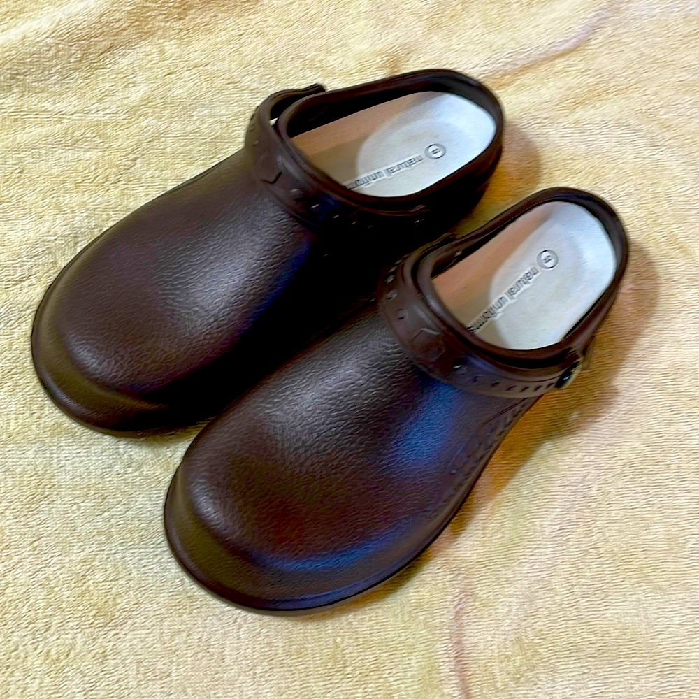 Women’s nurses clogs size 8